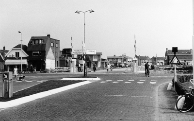 109717 Gezicht op de Meernbrug te De Meern (gemeente Vleuten-De Meern), na de doortrekking van de Castellumlaan. Links ...